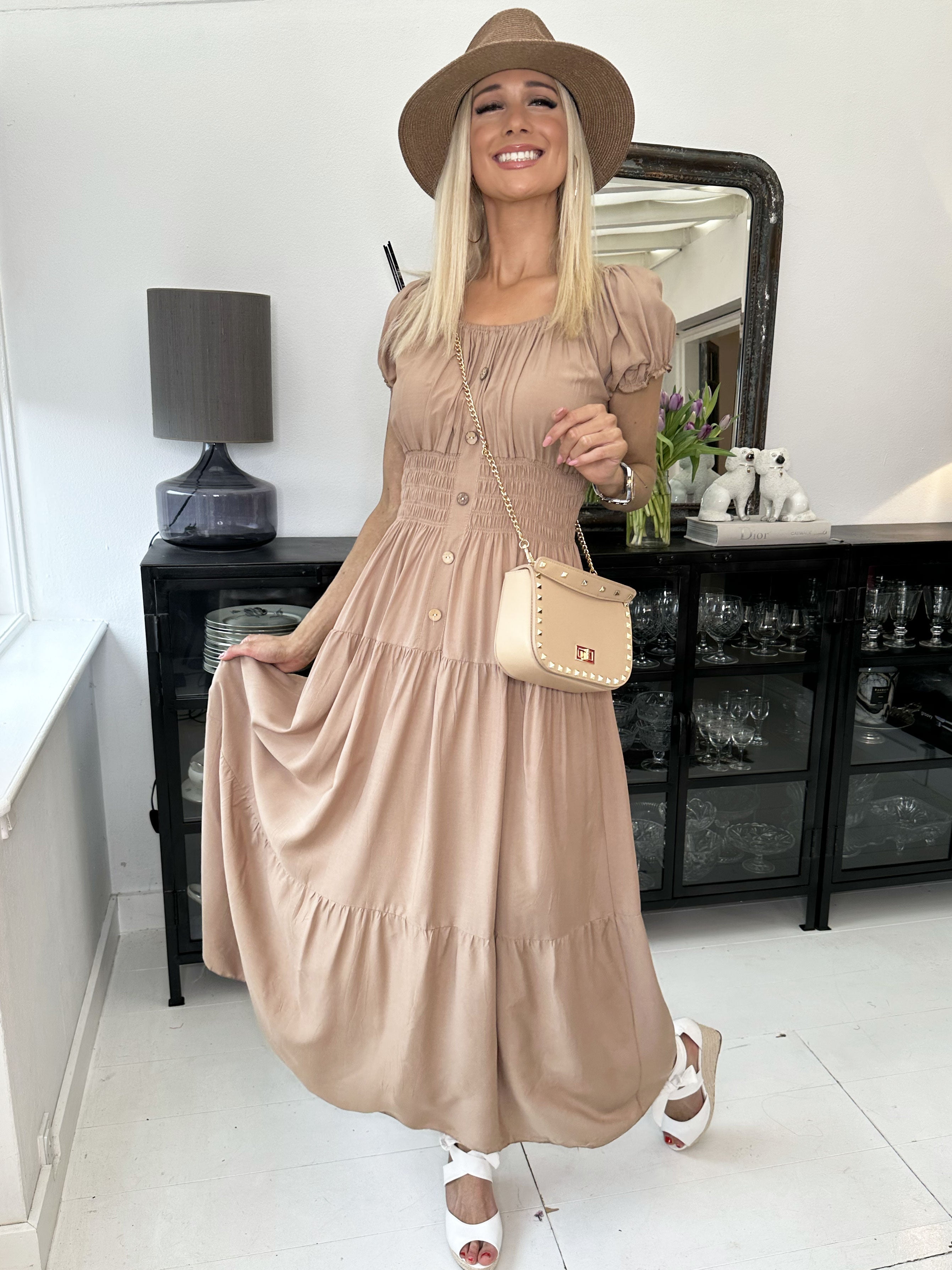 Finalia Plain - Lång söt klänning med puffade ärmar och elastisk midja - Pink